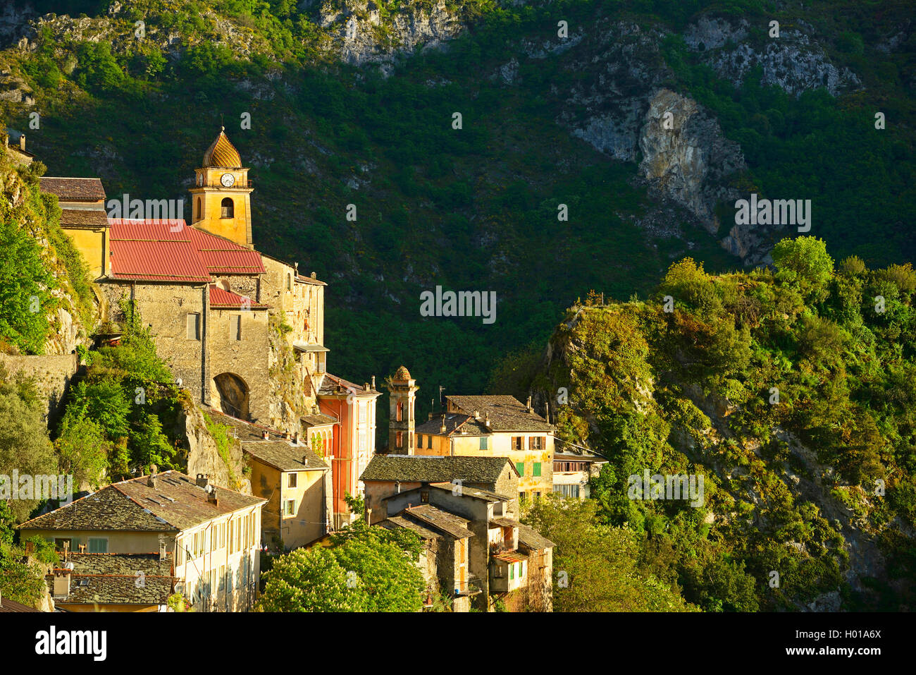 Vecchio villaggio su un pendio di montagna, Francia, Alpes Maritimes, Saorge Village Foto Stock