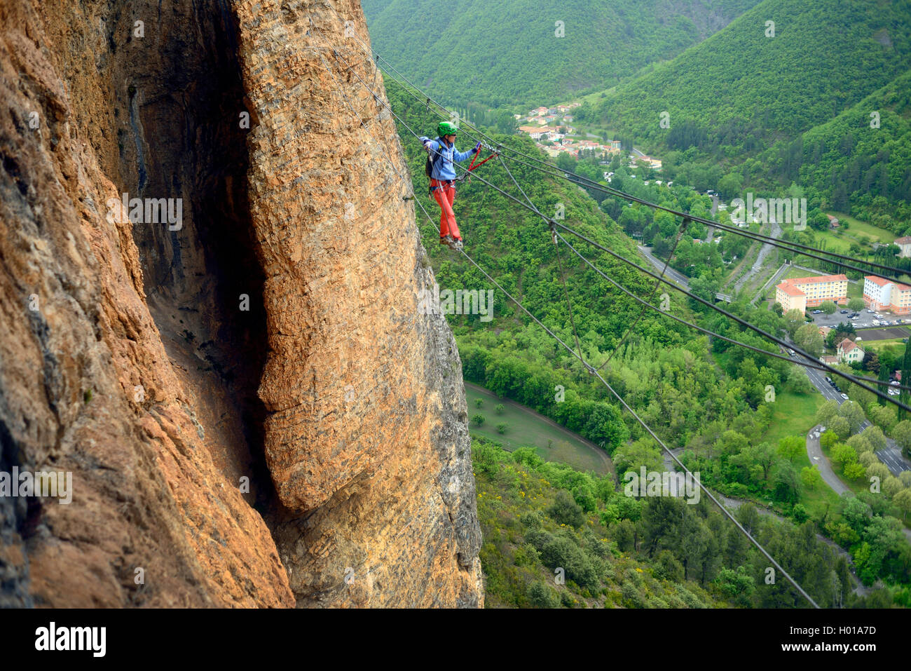 Scalatore su una semplice sospensione ponte di roccia, Via ferrata du Rocher de Neuf Heures, Francia Provenza, Digne-les-Bains Foto Stock