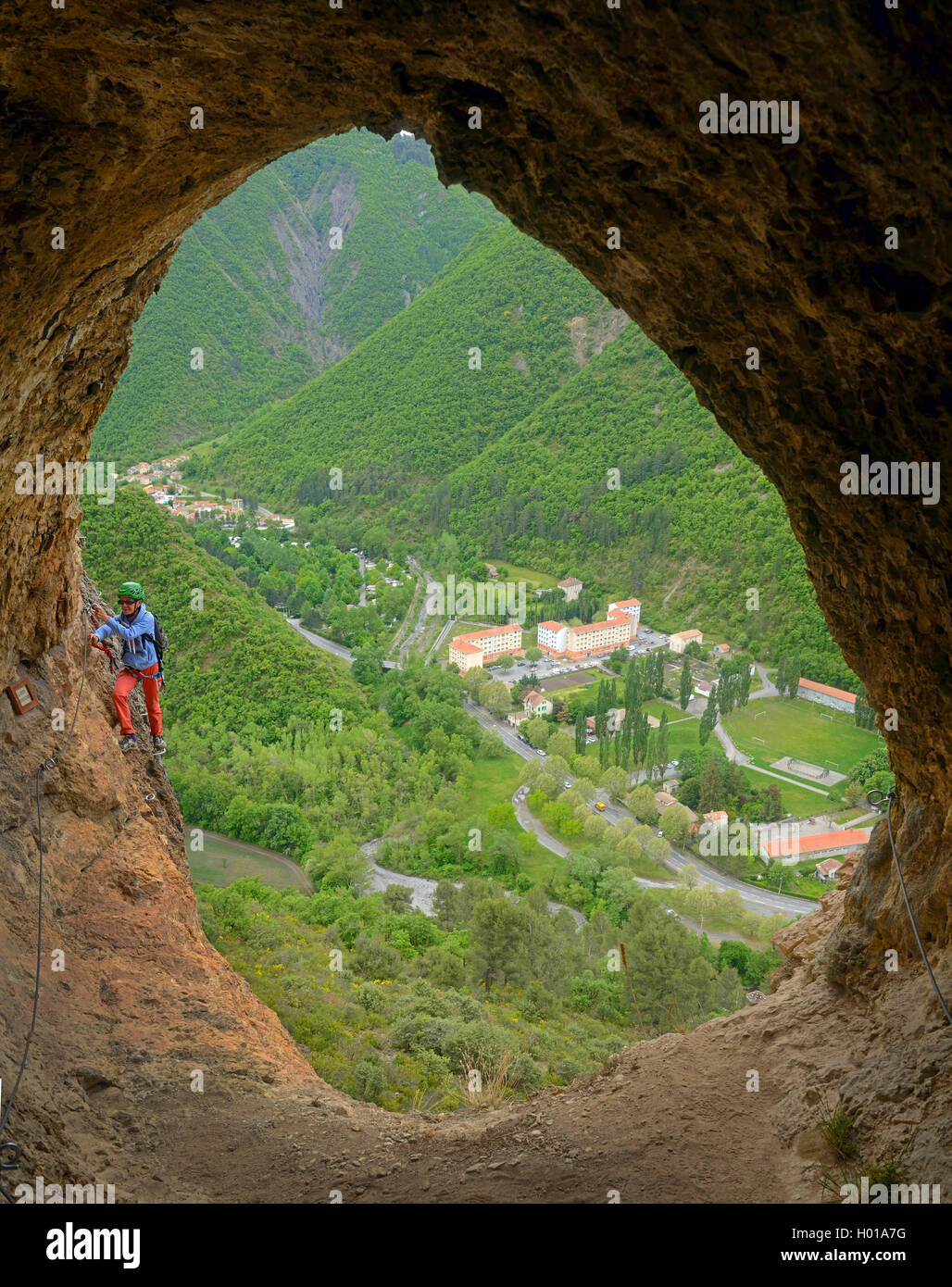 Scalatore in una finestra di roccia, Via ferrata du Rocher de Neuf Heures, Francia Provenza, Digne-les-Bains Foto Stock