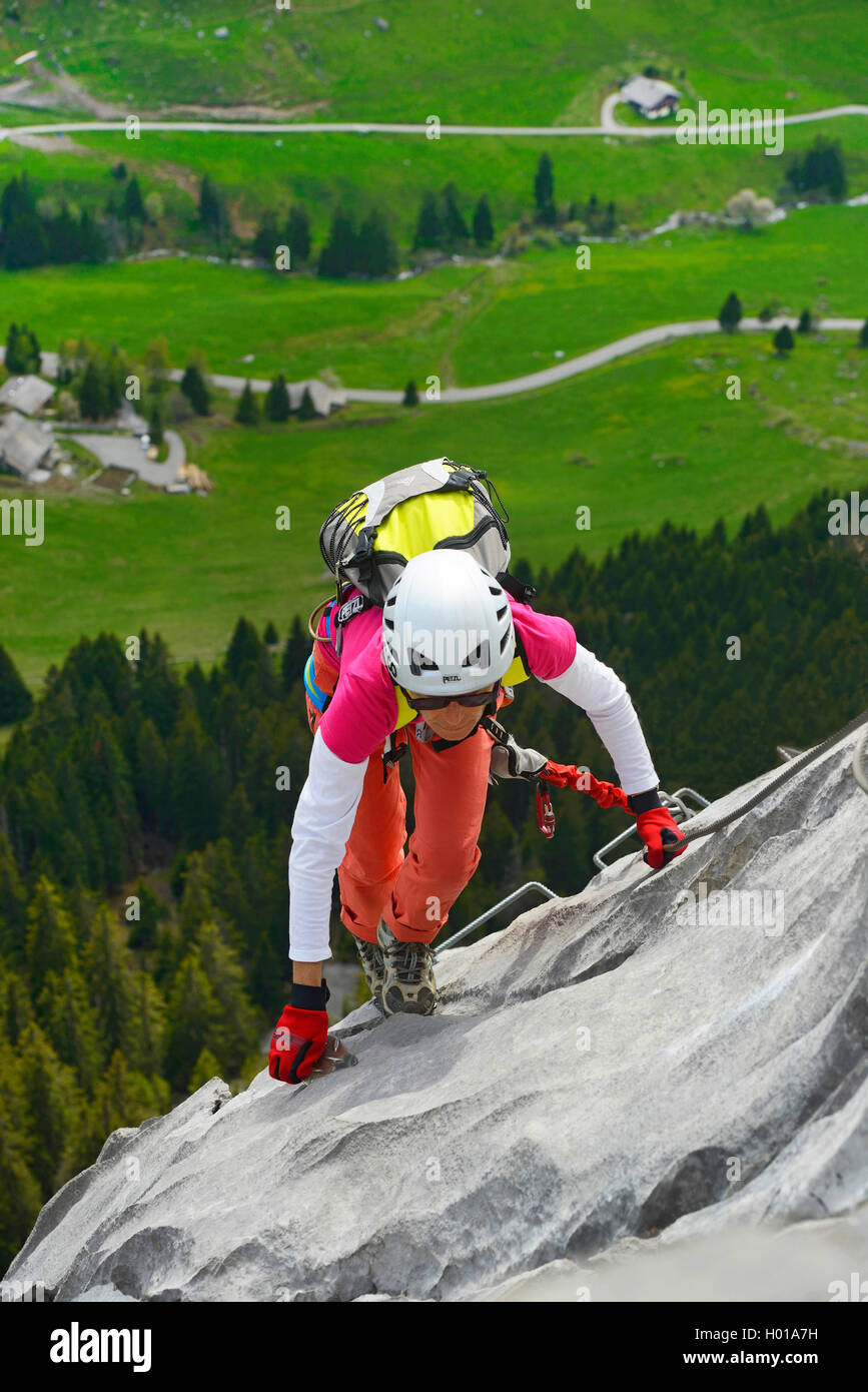 Scalatore sulla roccia, Via ferrata Yves Pollet-Villard, Francia, Haute Savoie, La Clusaz Foto Stock