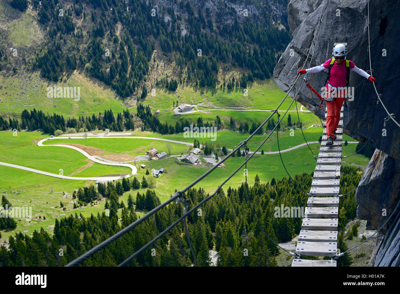 Scalatore sulla semplice sospensione ponte, Via ferrata Yves Pollet-Villard, Francia, Haute Savoie, La Clusaz Foto Stock