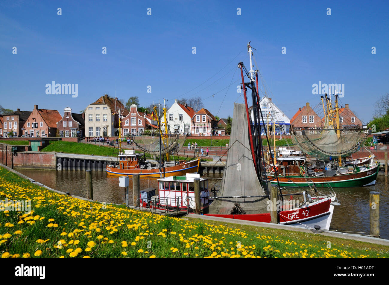 Natanti adibiti alla pesca di gamberetti nel porto di pesca di Greetsiel, Germania, Bassa Sassonia, Frisia orientale, Greetsiel Foto Stock