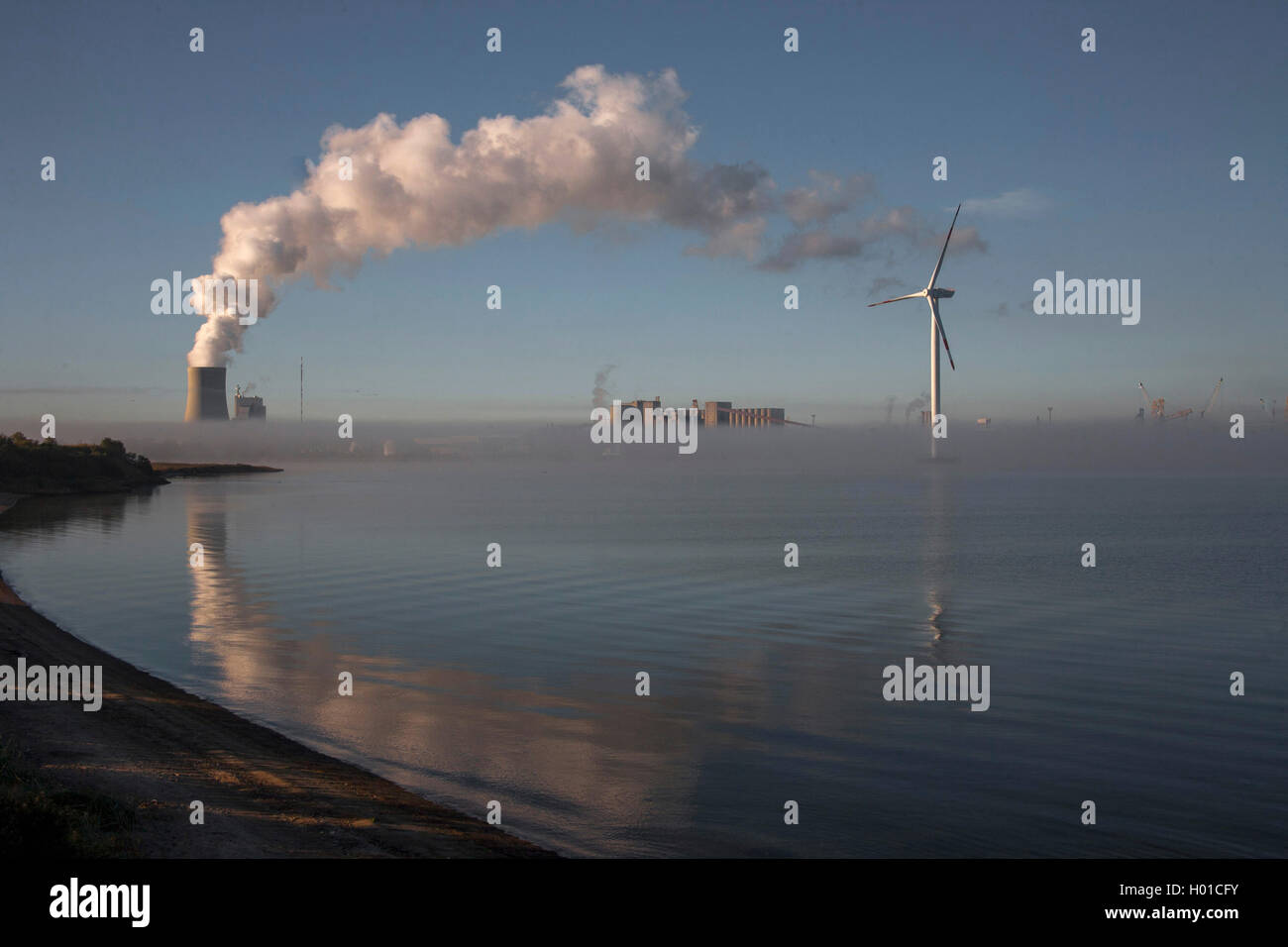 Casa potenza Rostock e offshore wind ruota nella nebbia, Germania, Meclemburgo-Pomerania, Schnatermann, Rostock Foto Stock