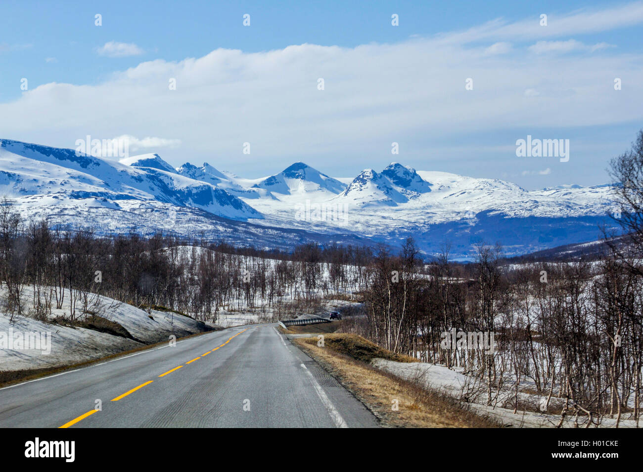 Street con panorama di montagna sulla Lofotes, Norvegia, Isole Lofoten Foto Stock