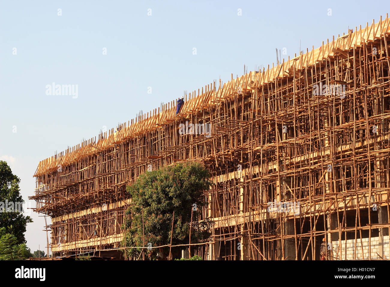 Operai a costruire uno stadio sportivo nel distretto di Wakiso in Uganda Foto Stock