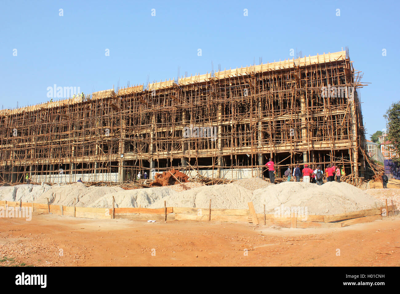 Operai a costruire uno stadio sportivo nel distretto di Wakiso in Uganda Foto Stock