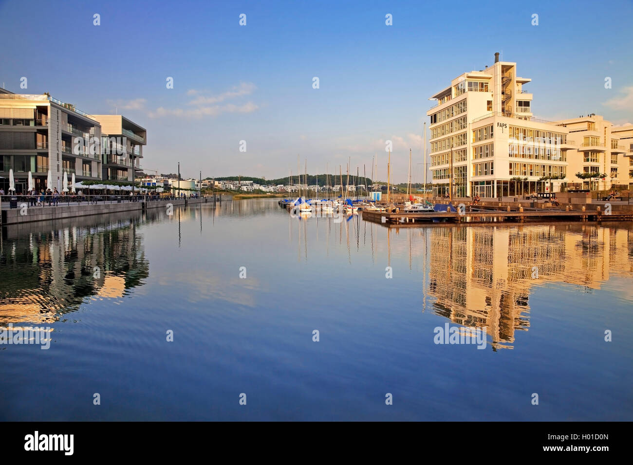 Phoenixsee nella luce della sera, in Germania, in Renania settentrionale-Vestfalia, la zona della Ruhr, Dortmund Foto Stock