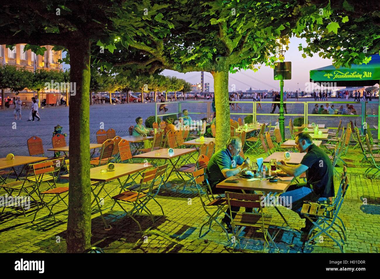 La gente in un giardino della birra nella città vecchia di Dusseldorf, in Germania, in Renania settentrionale-Vestfalia, Duesseldorf Foto Stock