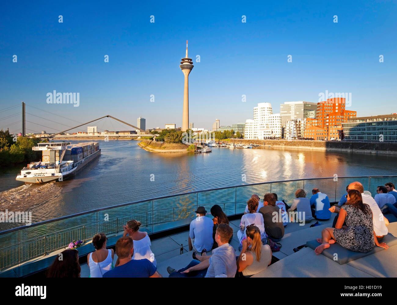 Persone su di una terrazza ristorante con vista sulla Torre sul Reno, in Germania, in Renania settentrionale-Vestfalia, Duesseldorf Foto Stock