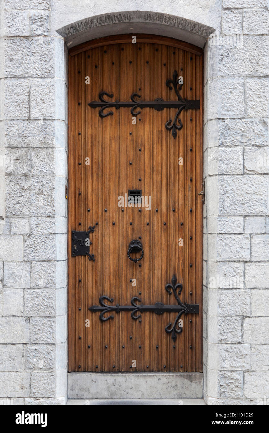 Spessore vecchio ornati porta con elementi in ferro battuto nella parete di arenaria del vecchio edificio nella città belga di Gand Foto Stock