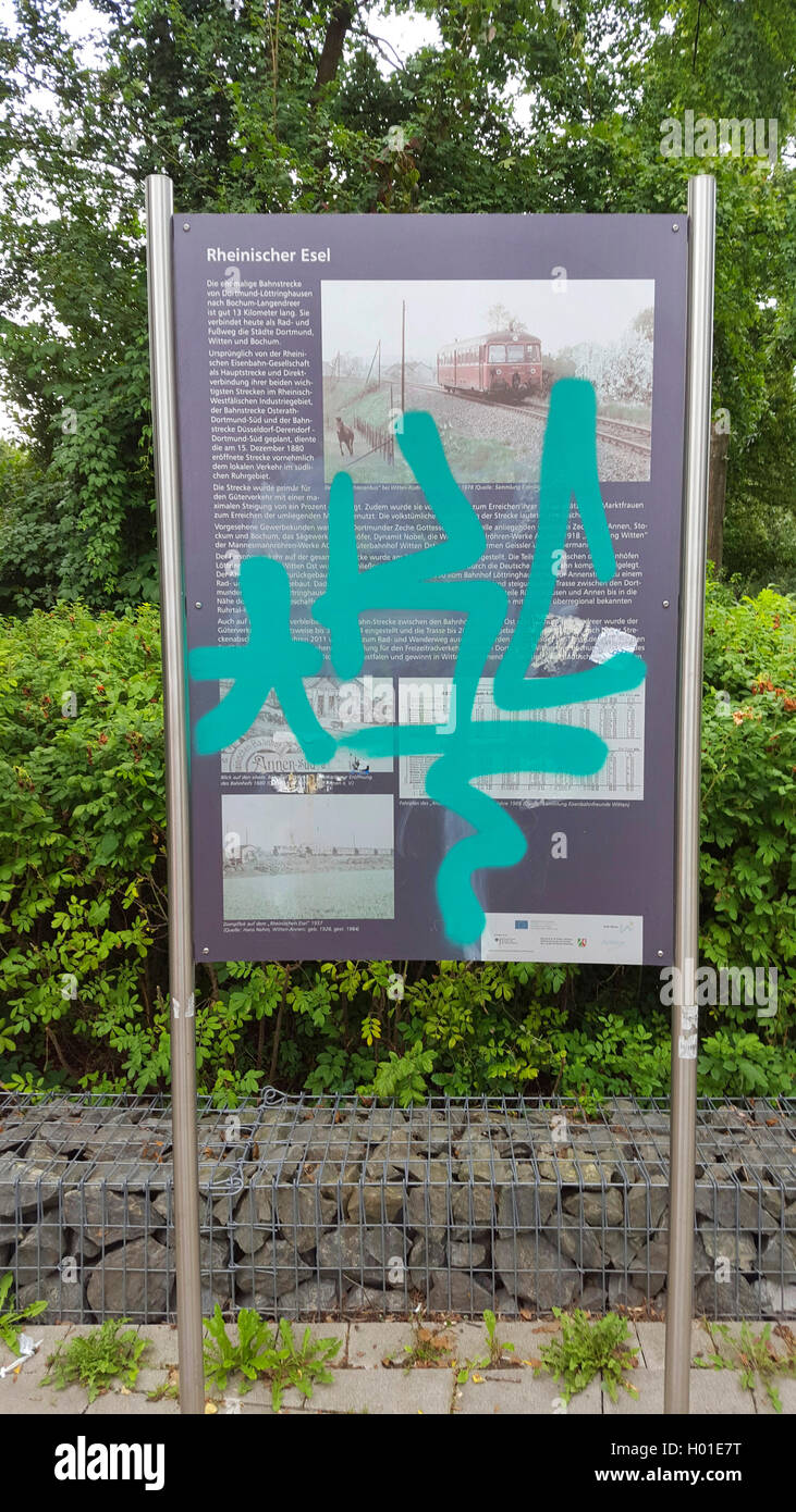 Graffito spruzzato su un segnale di informazione, danni intenzionali di proprietà, in Germania, in Renania settentrionale-Vestfalia, la zona della Ruhr, Witten Foto Stock