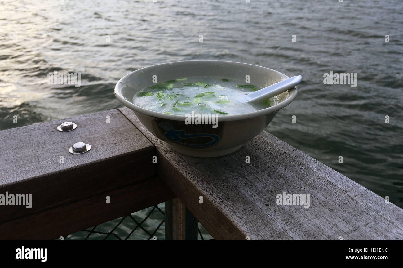 Pesce zuppa di riso congee in una ciotola dal mare. Si tratta di un famoso sano piatto cinese di Hong Kong Foto Stock