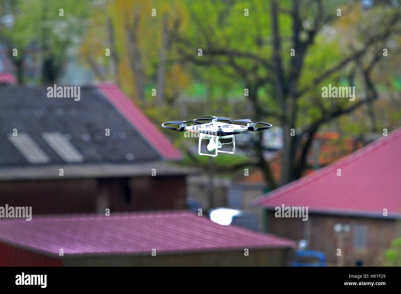 Drone con fotocamera volare sopra i tetti, Germania Foto Stock