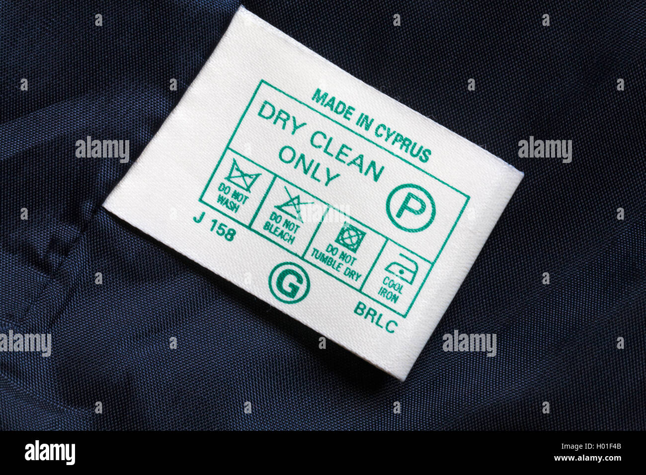 Etichetta in giacca indumento realizzato in Cipro - pulire a secco solo  raffreddare il ferro non lavare non candeggiare non lavare a secco -  venduti nel Regno Unito Regno Unito Foto stock - Alamy