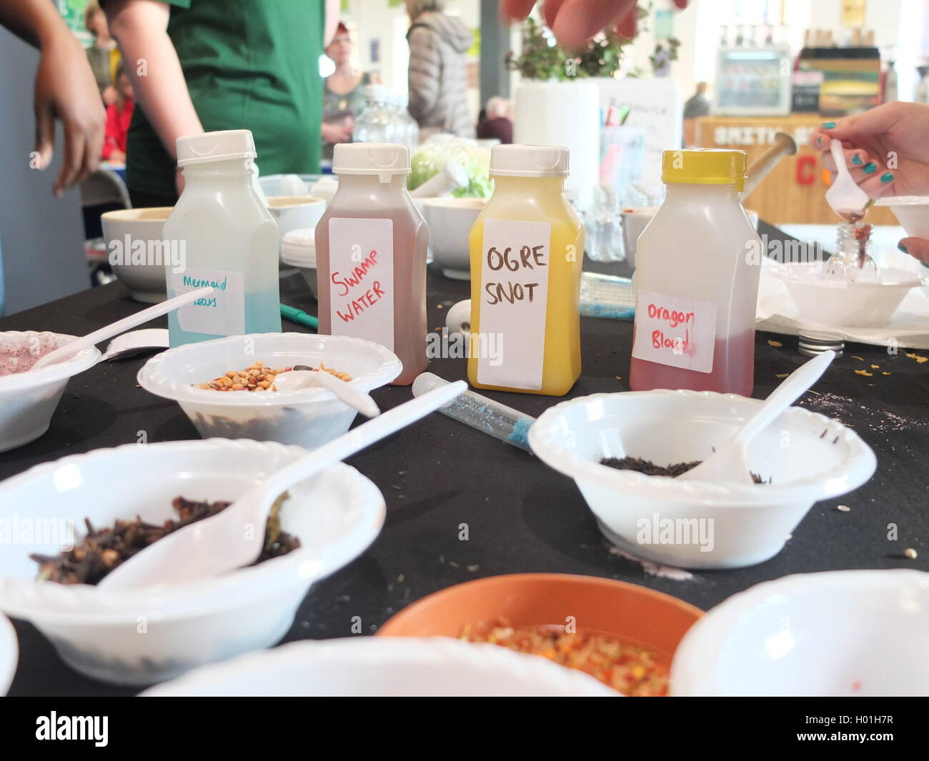 Una pozione rendendo workshop organizzato da Grimm & Co al mercato di Moro come parte del Festival della mente. Ingredienti includono ogre snot Foto Stock