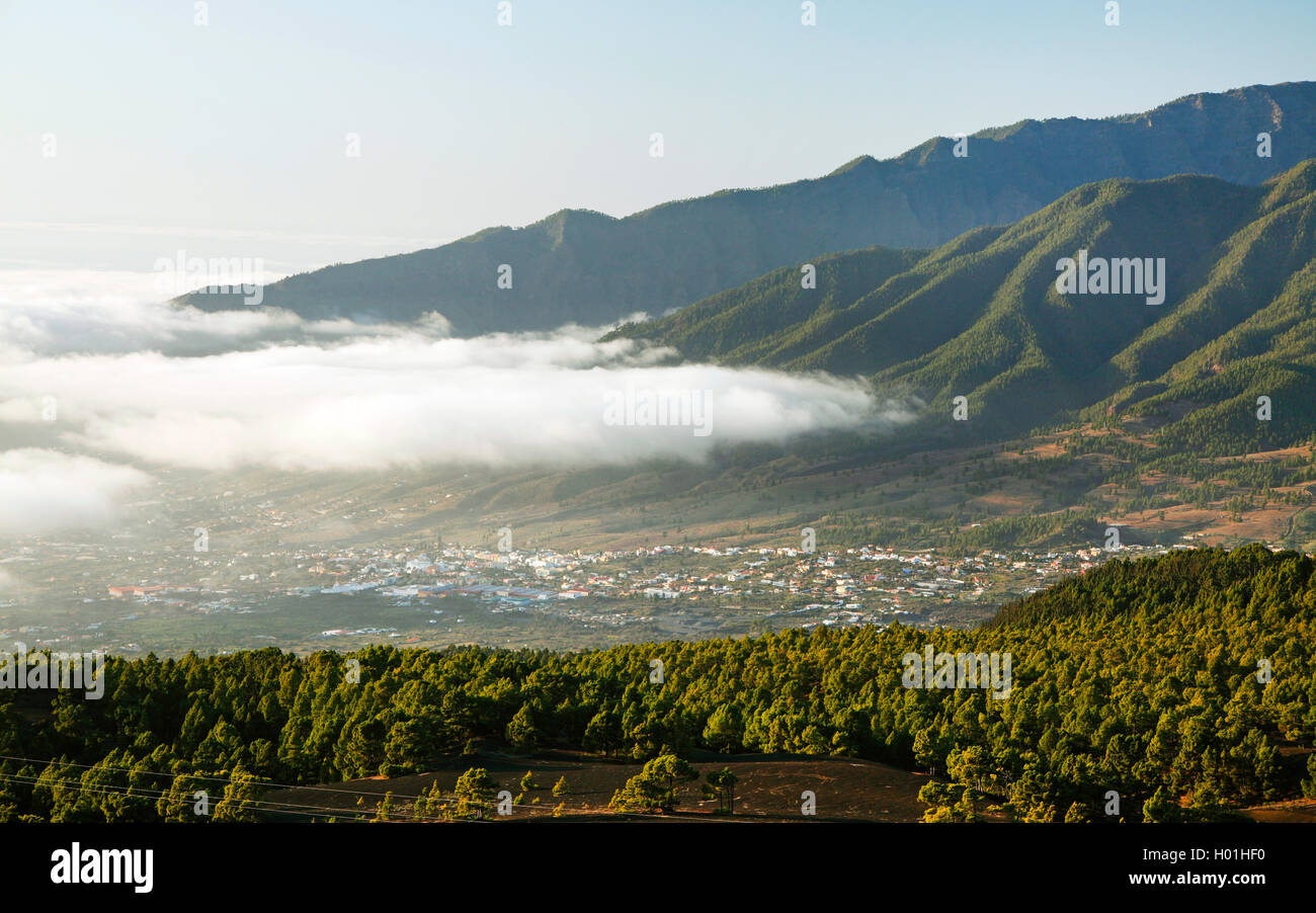 Tradewind nuvole sopra El Paso, vista dal Montana, Quemada Isole Canarie La Palma Foto Stock