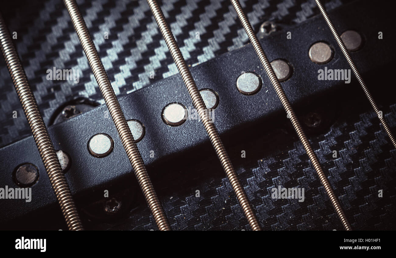 Vista ingrandita di dettagli di stringhe di jazz bass guitar. Foto Stock