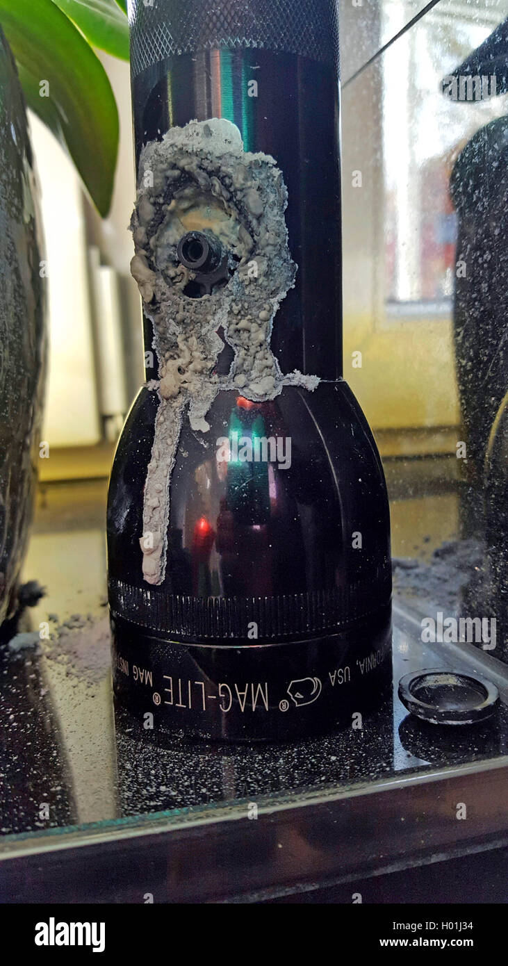 Fiocchi bianchi deposizioni su una lampada tascabile causato dalla perdita-le batterie danneggiate Foto Stock