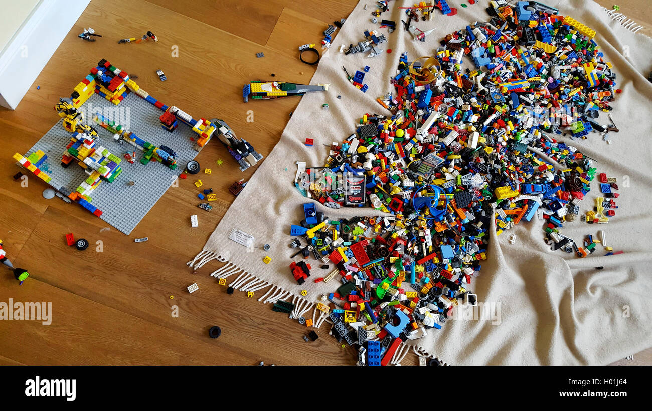 Cumulo di mattoncini Lego e costruzione Lego Foto Stock