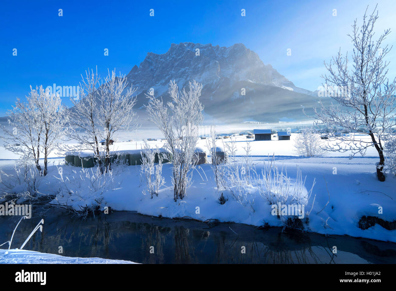 Misty umore con vista sul massiccio dello Zugspitze, visto dal Ehrwalder Kessel, Austria, Tirolo, Zugspitzgebiet Foto Stock