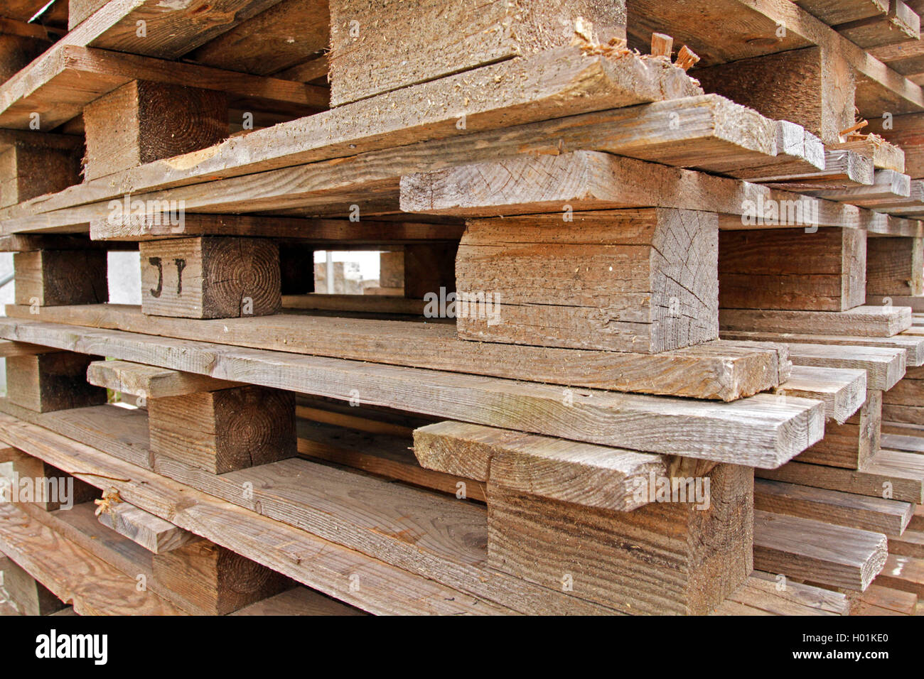 Pila di pallet in legno, Germania Foto Stock