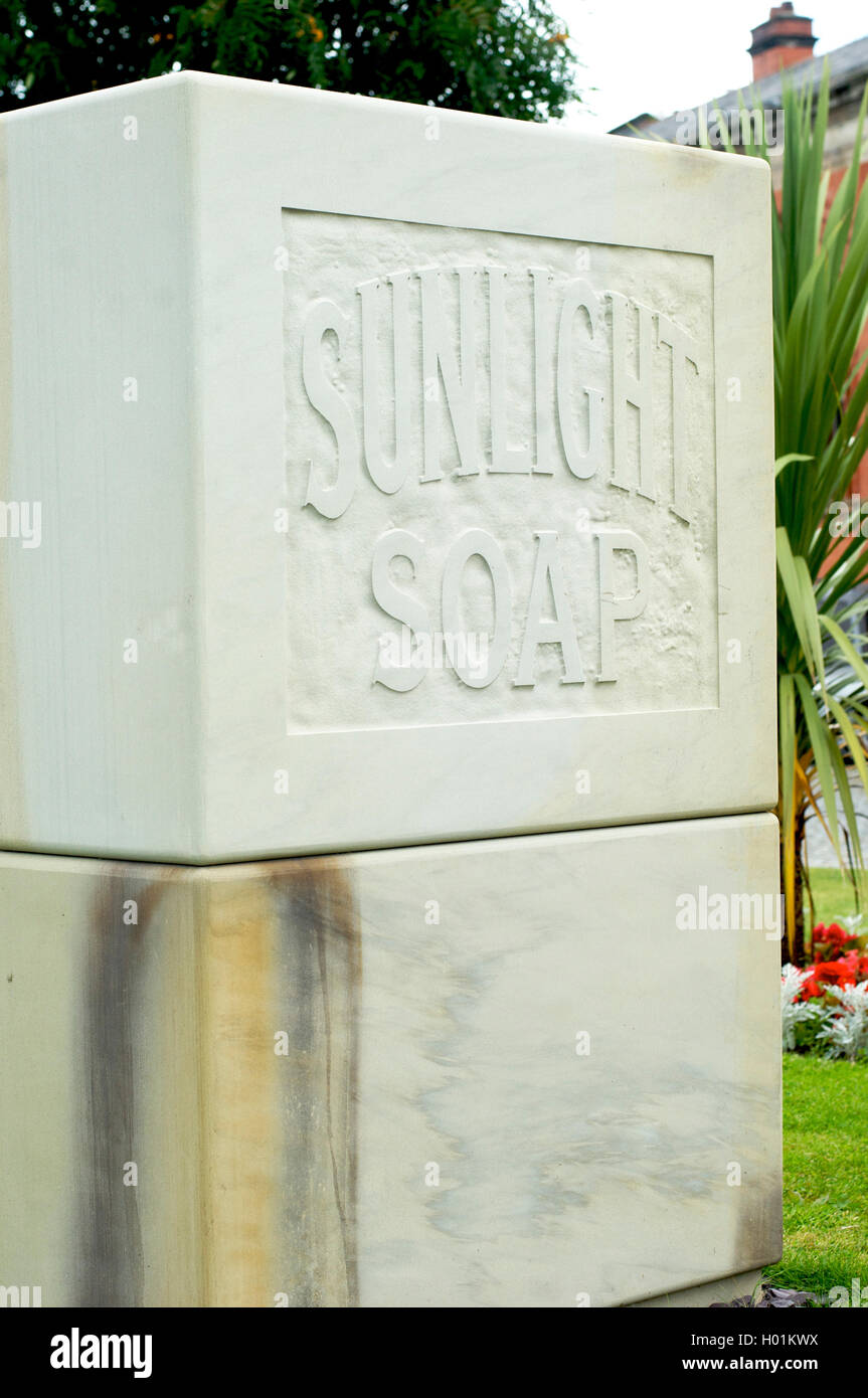 Scultura di sapone di luce solare di fronte agli uffici di Unilever al Port Sunlight Garden Village, Wirral, Merseyside, Regno Unito Foto Stock