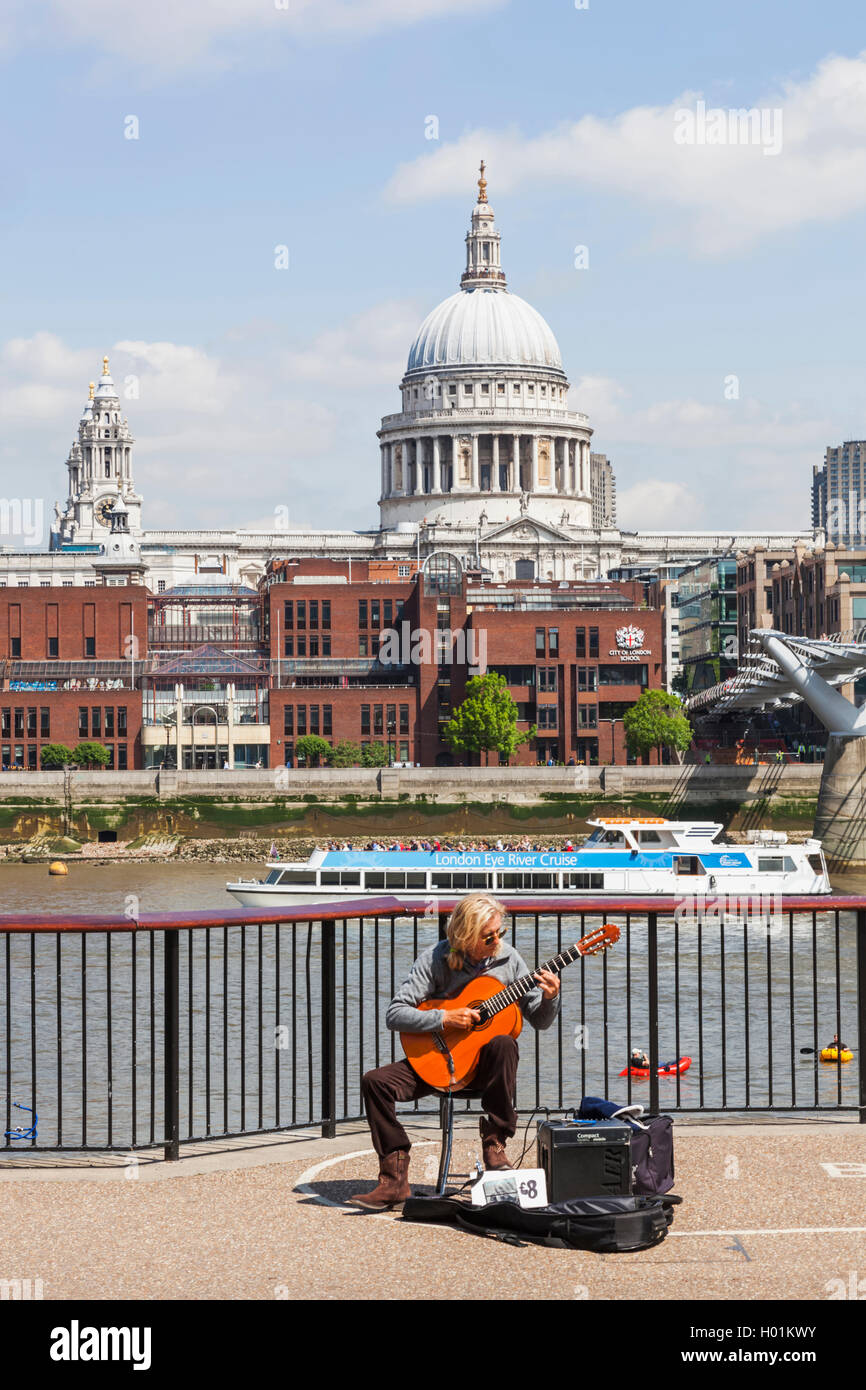 Inghilterra, Londra, Bankside, suonatore ambulante e la Cattedrale di St Paul Foto Stock