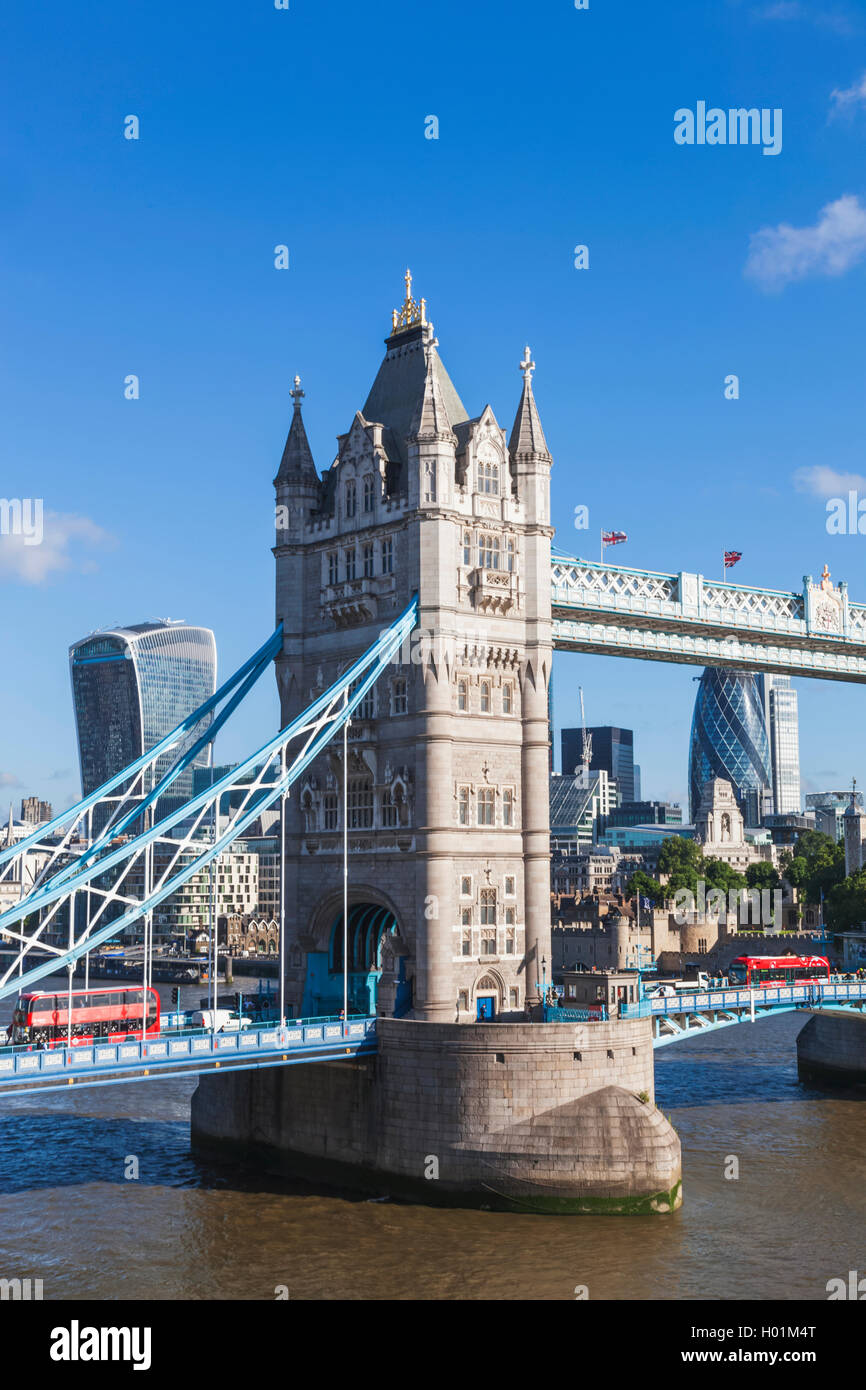 Inghilterra, Londra, il Tower Bridge e dello skyline della città Foto Stock