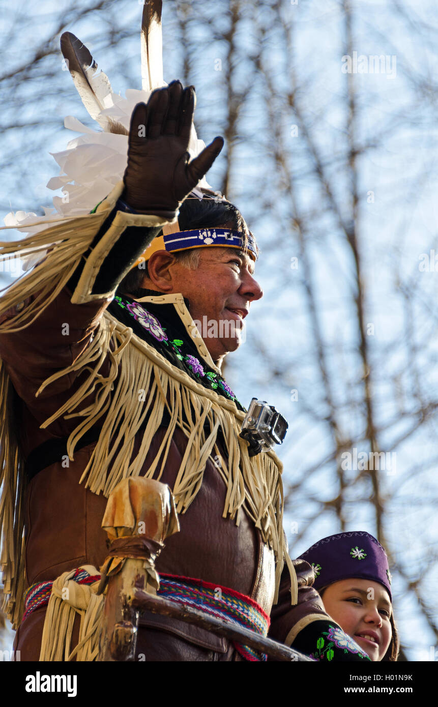 Ray onde Halbritter alla folla da Oneida nazione indiana il galleggiante a Macy's Thanksgiving Day Parade New York City. Foto Stock