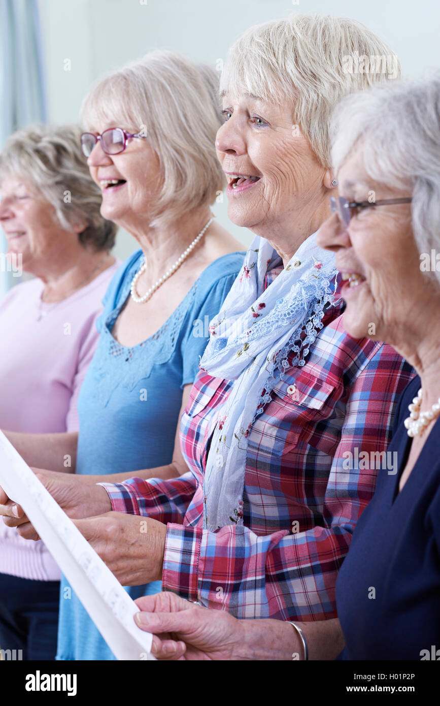 Il gruppo di donne Senior a cantare in coro insieme Foto Stock