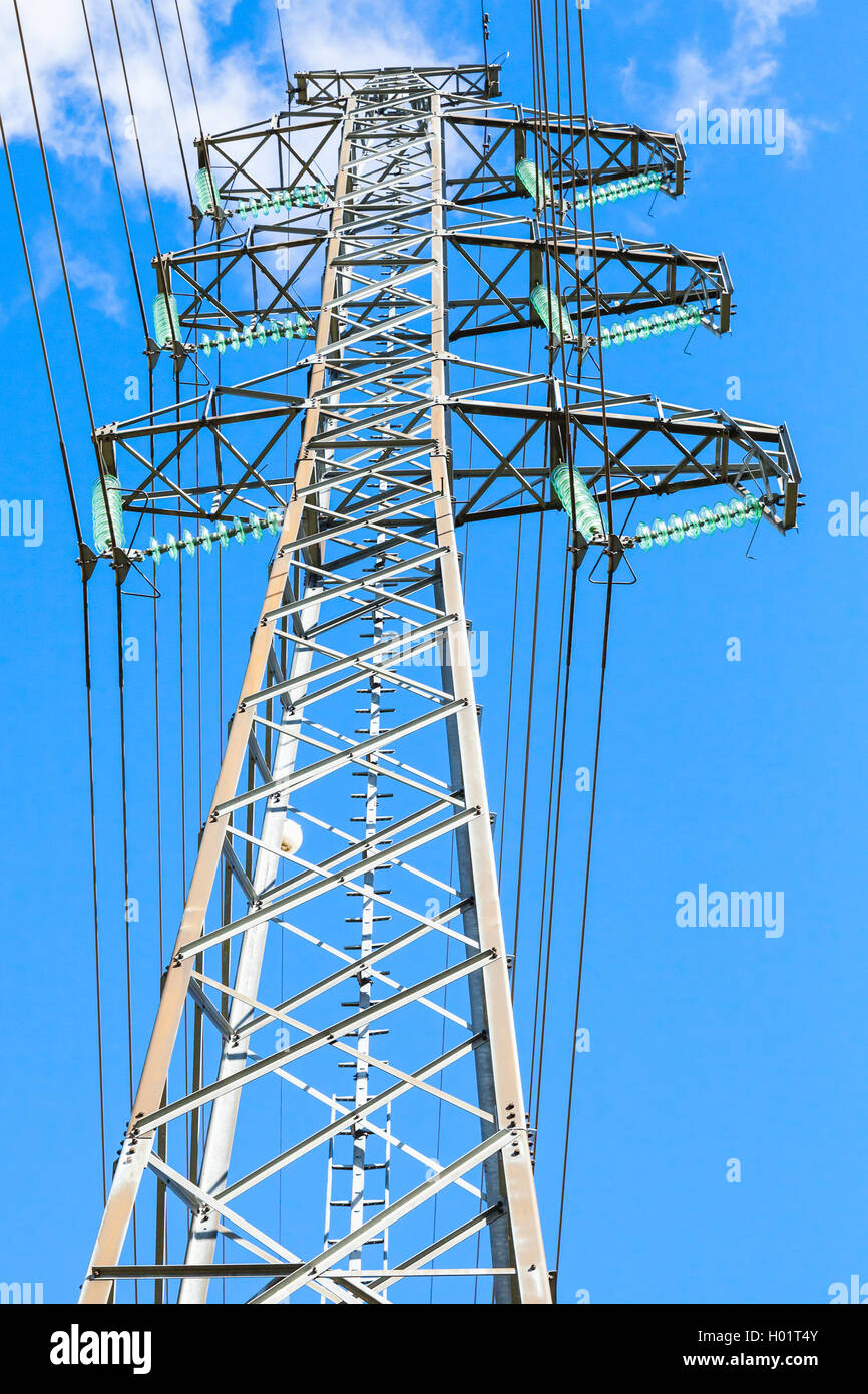 Foto verticale di reticolo di tipo a torre in acciaio come una parte della linea ad alta tensione. Linea elettrica aerea dettagli Foto Stock