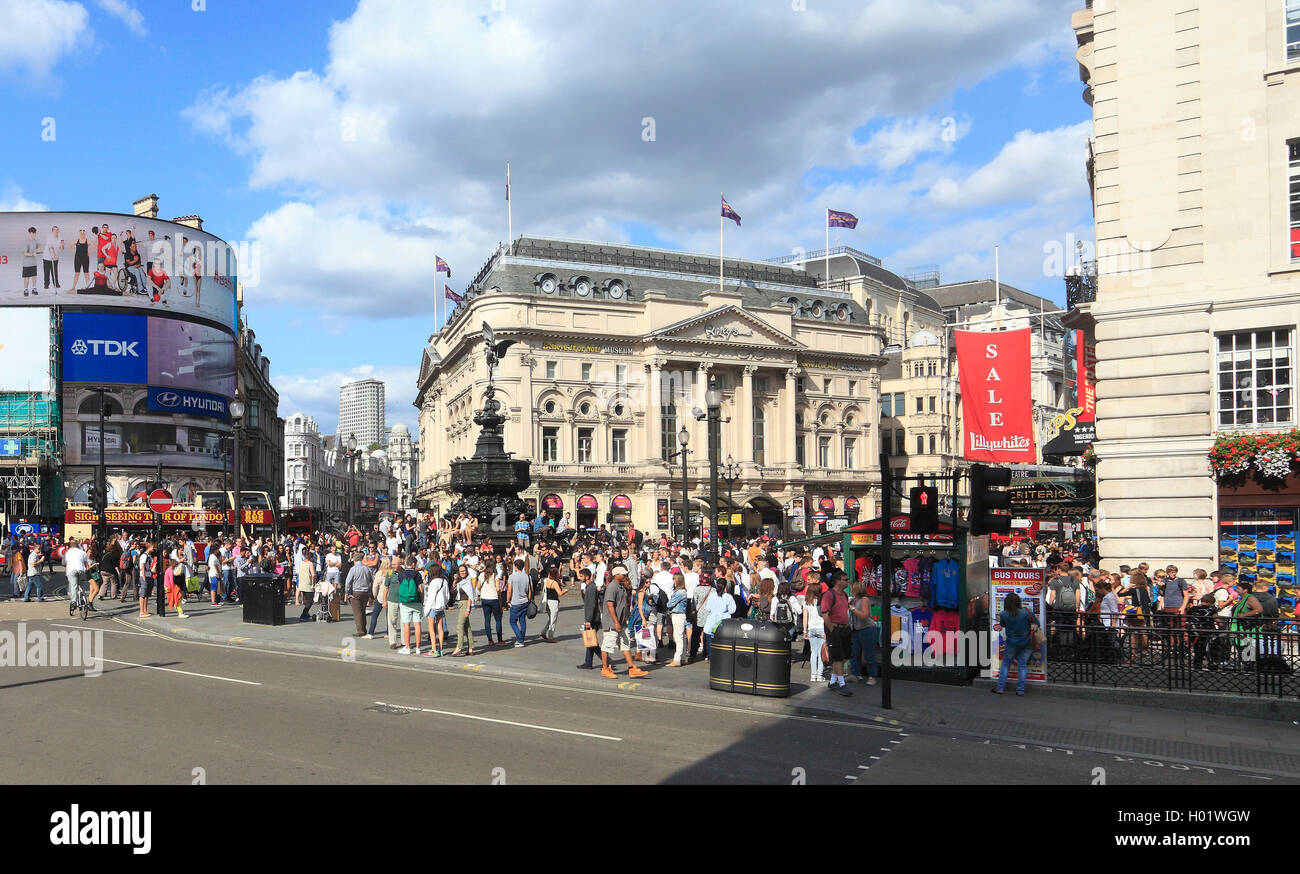 Piccadilly Circus su una giornata d'estate a Londra Foto Stock