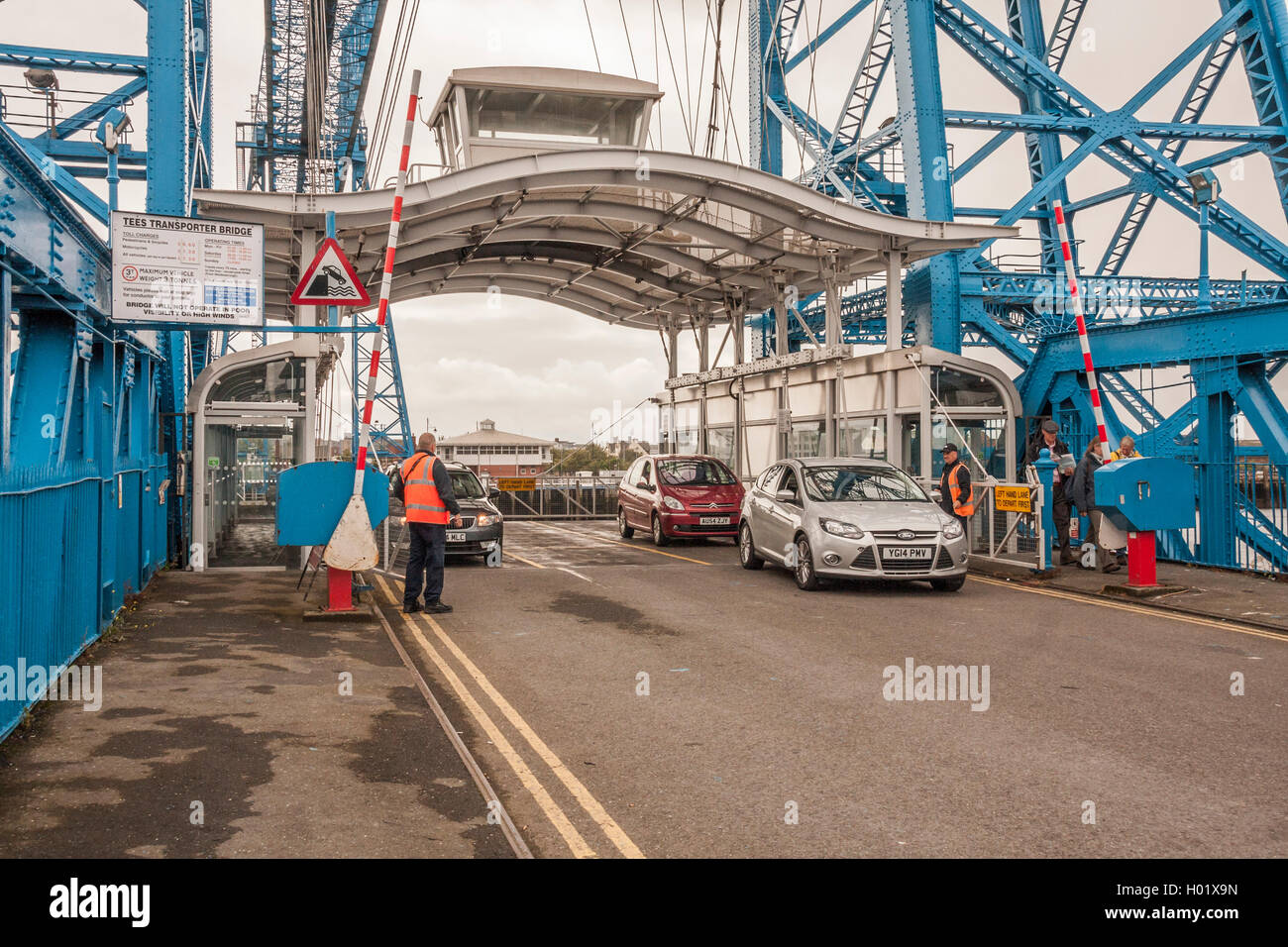 Cars coming off il Transporter Bridge,Middlesbrough,l'Inghilterra, Regno Unito Foto Stock