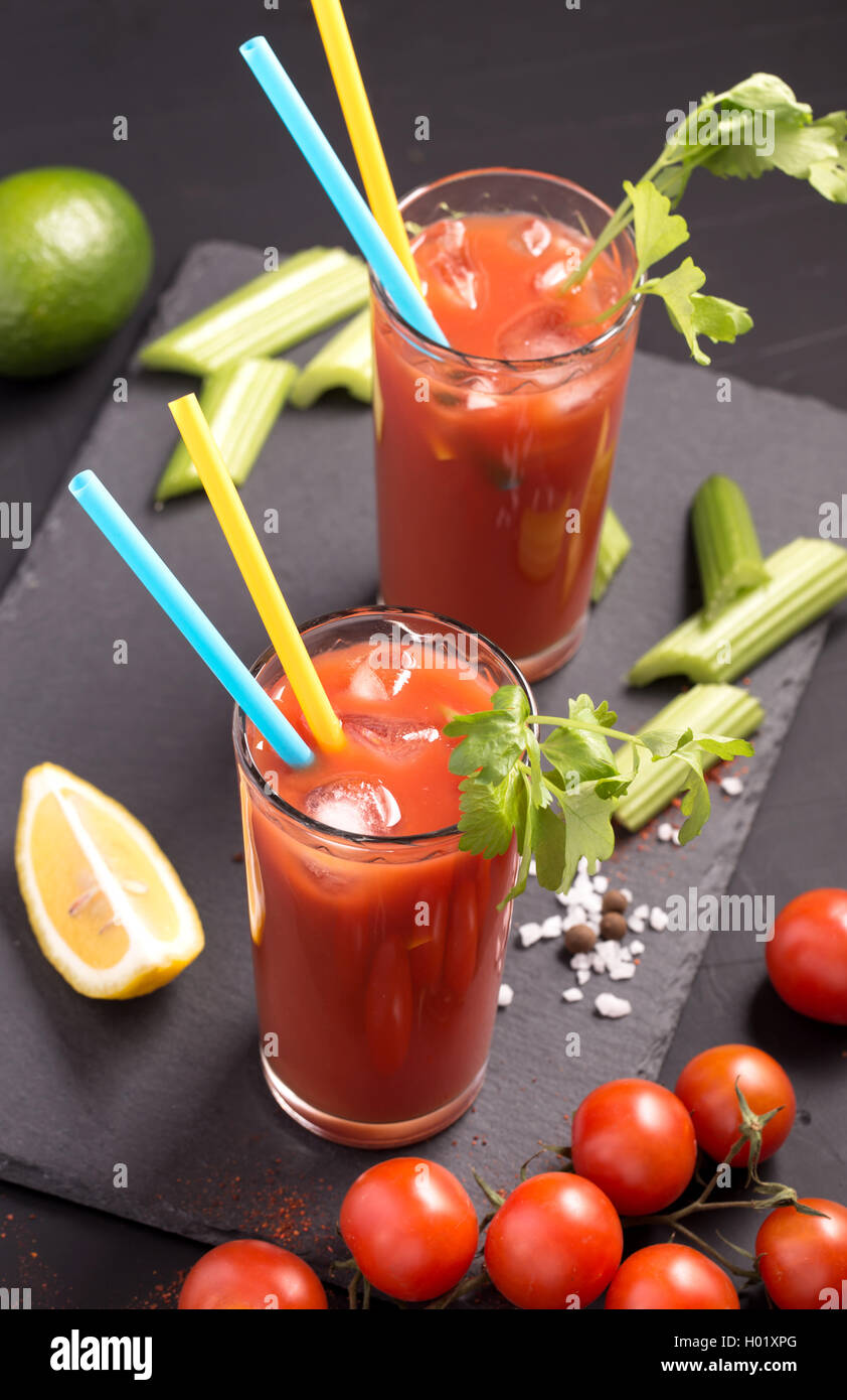 Due bicchieri di Bloody Mary sopra Foto Stock