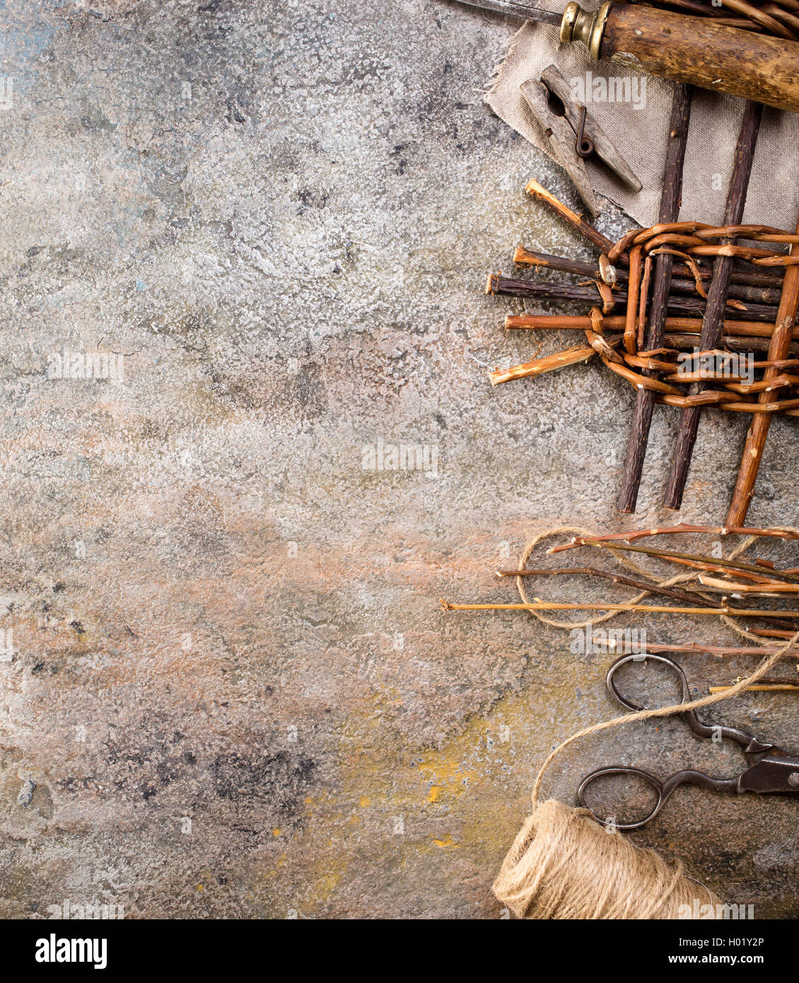 Vite gli elementi di tessitura sul metallo arrugginito wiith spazio copia Foto Stock