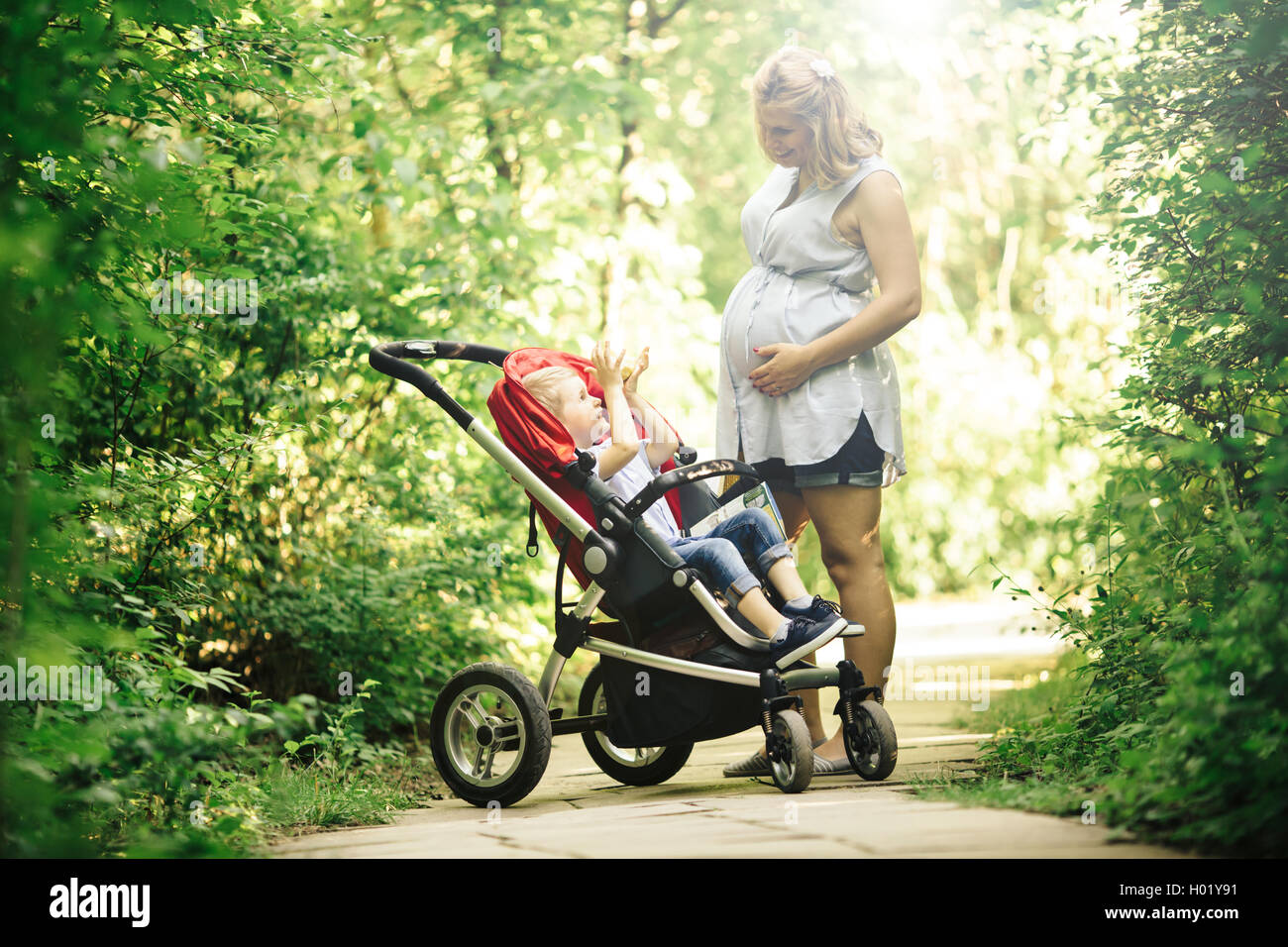 Donna che cammina con il bambino in natura Foto Stock