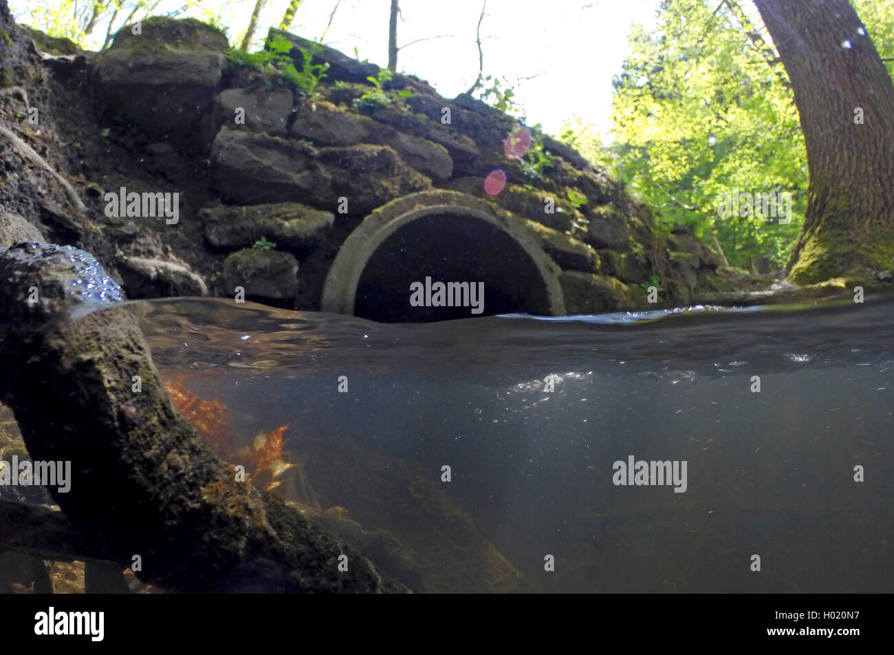 Brook passando attraverso un tubo, splitlevel, in Germania, in Renania settentrionale-Vestfalia Foto Stock