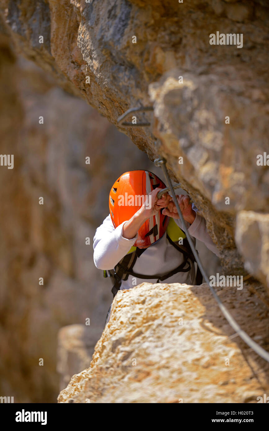 Scalatore femmina a via ferrata des Gorges d┤Agnielles, Francia, Aspres-sur-BuÙch Foto Stock