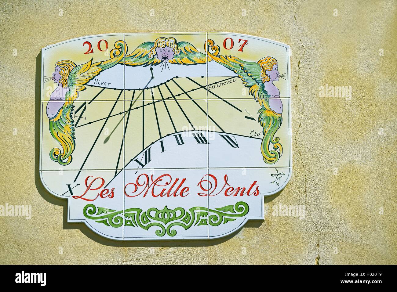 Bemalte Sonnenuhr un einer Hauswand, Frankreich, Briancon | dipinta sun dial a una facciata, Francia, Briancon | BLWS426063.jpg [ c Foto Stock