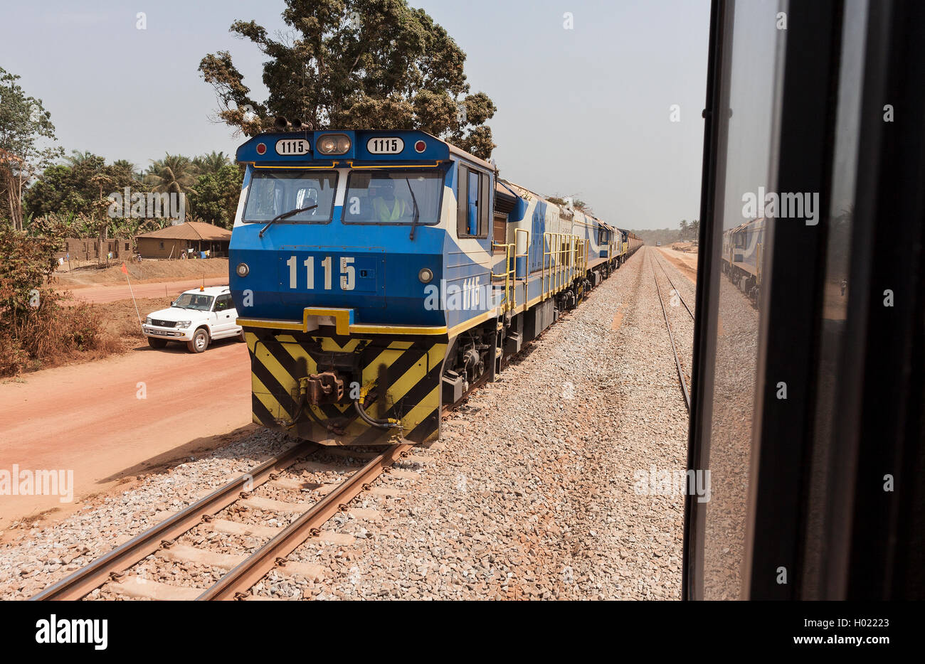 Per le operazioni di trasporto e la gestione di minerale di ferro. Motori locomotiva dai miei tirando Carri caricati al passante posto con il treno vuoto dal porto. Foto Stock