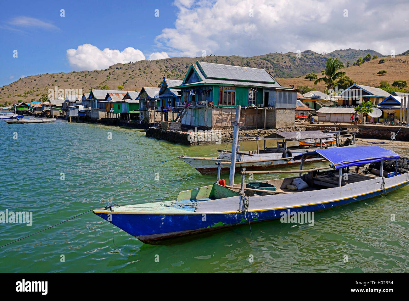 Tipiche abitazioni di pelo al porto del villaggio Komodo, Indonesia, isola di Komodo, Parco Nazionale di Komodo Foto Stock