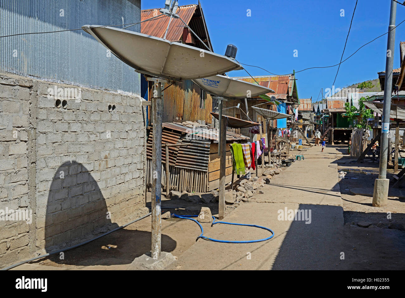 Tipiche abitazioni di pelo e vicolo del paese Komodo, Indonesia, Isola di Komodo, Parco Nazionale di Komodo Foto Stock