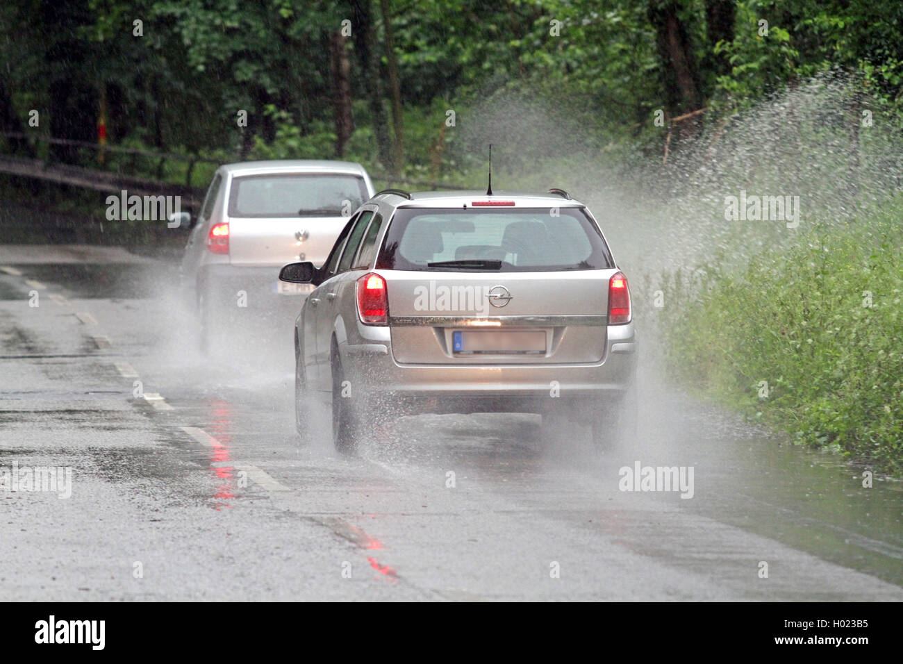 Auto sulla strada allagata, Germania Foto Stock