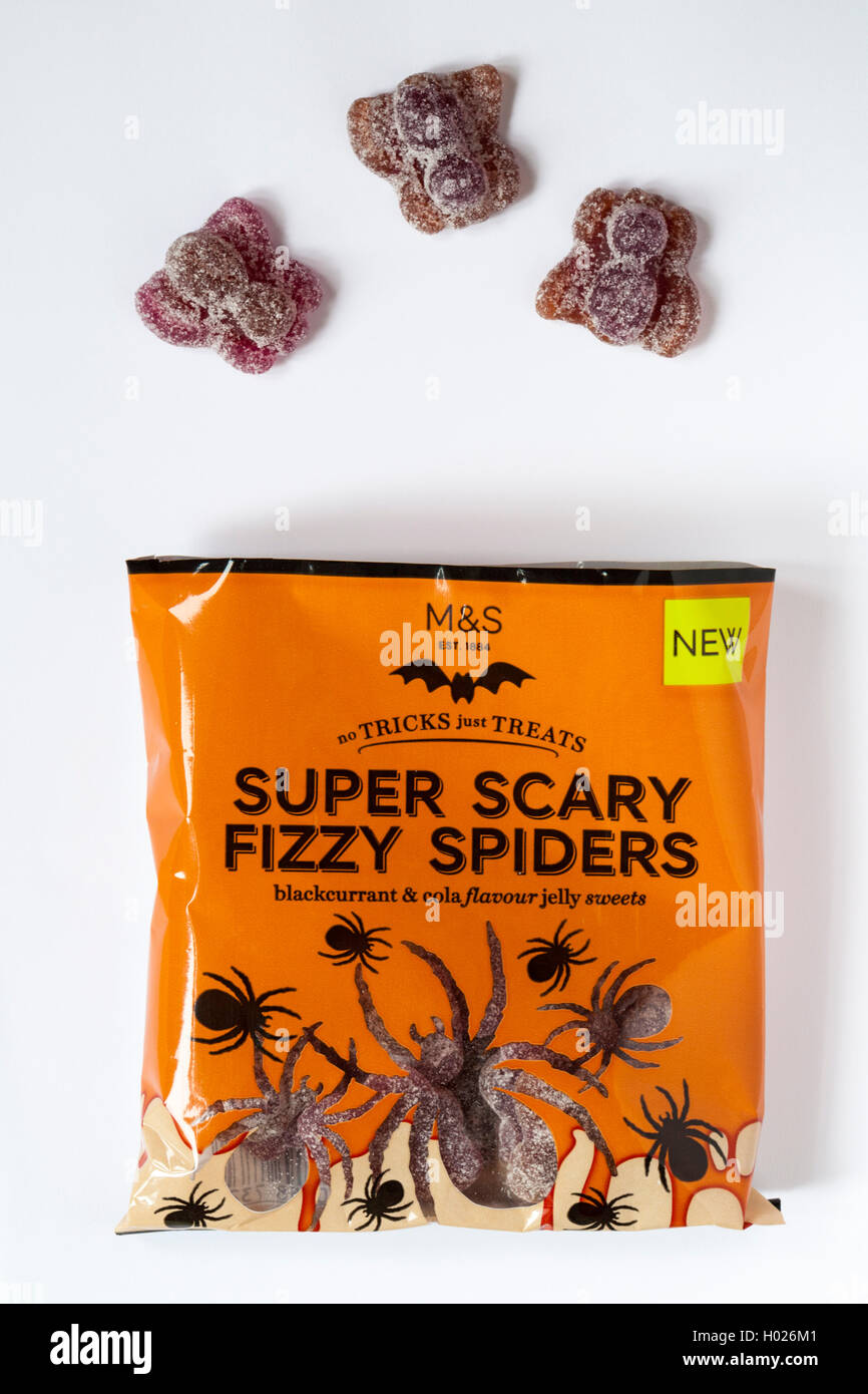 Pacchetto di M&S Niente trucchi solo tratta Super Scary frizzanti ragni caramelle gommose per Halloween - contenuto versato su sfondo bianco Foto Stock