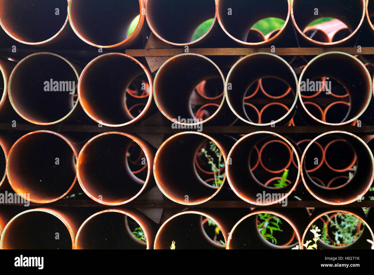 Stoccaggio di tubi di ferro in una zona industriale, Germania Foto Stock