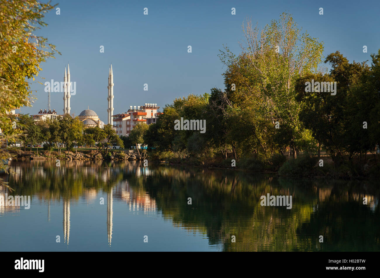 Immagine della moschea riflettendo nel fiume. Manavgat, Turchia. Foto Stock