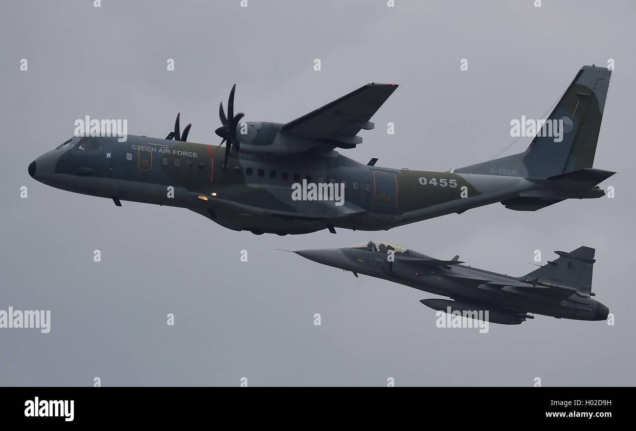 Trasporto aereo CASA C-295, Saab Jas-39 Gripen fighter Foto Stock