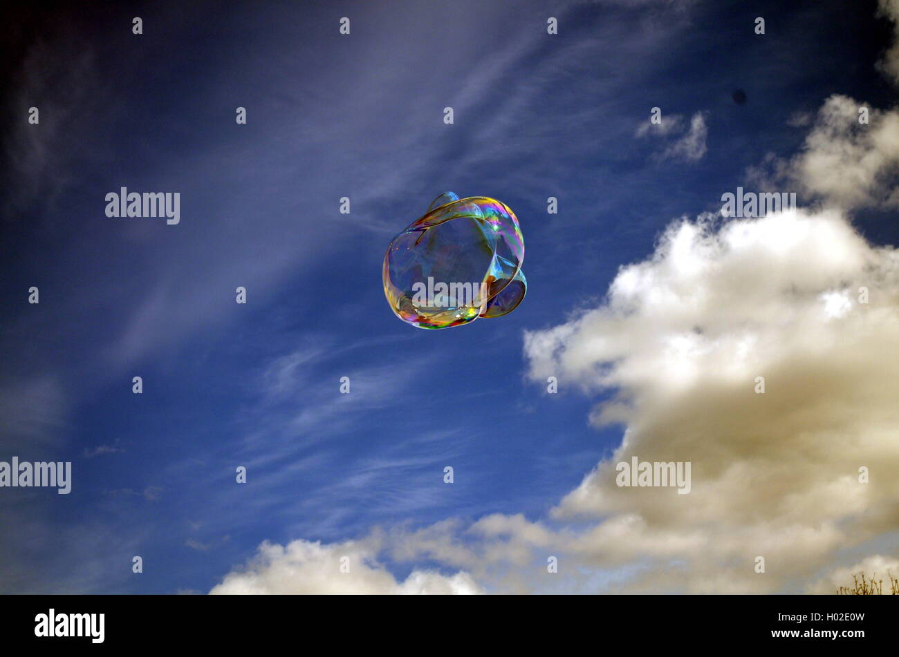 Soap Bubble rainbow galleggiante sul cielo blu sullo sfondo Foto Stock