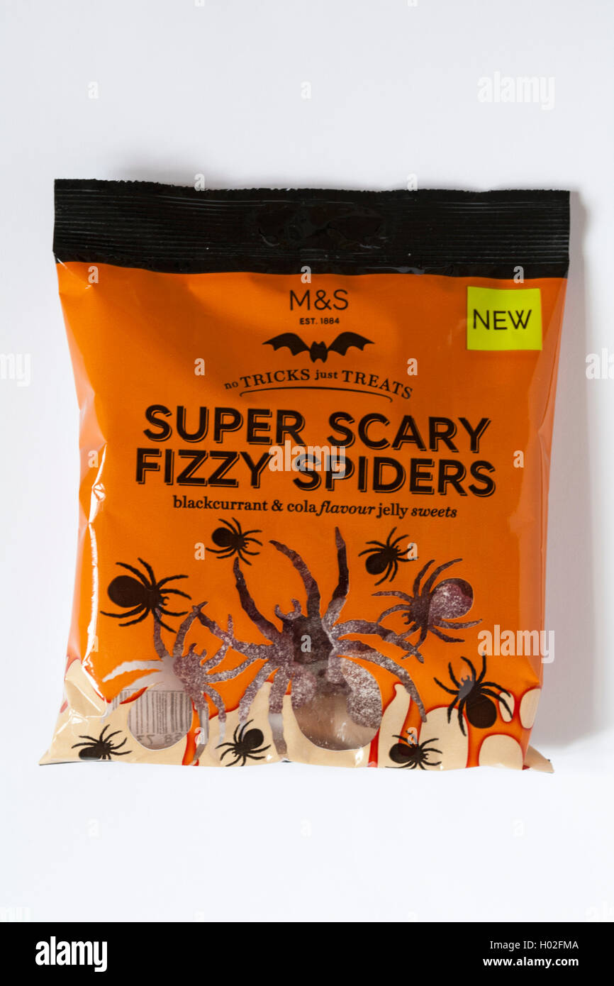 Pacchetto di M&S Niente trucchi solo tratta Super Scary frizzanti ragni caramelle gommose per Halloween isolati su sfondo bianco Foto Stock
