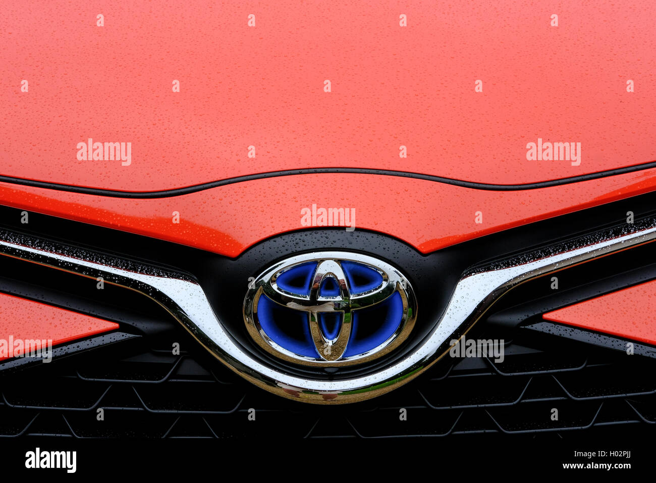 Cofano anteriore e la sezione della griglia di una nuova edizione limitata  di Toyota Yaris Hybrid Orange Edition 2016 autoveicolo Foto stock - Alamy